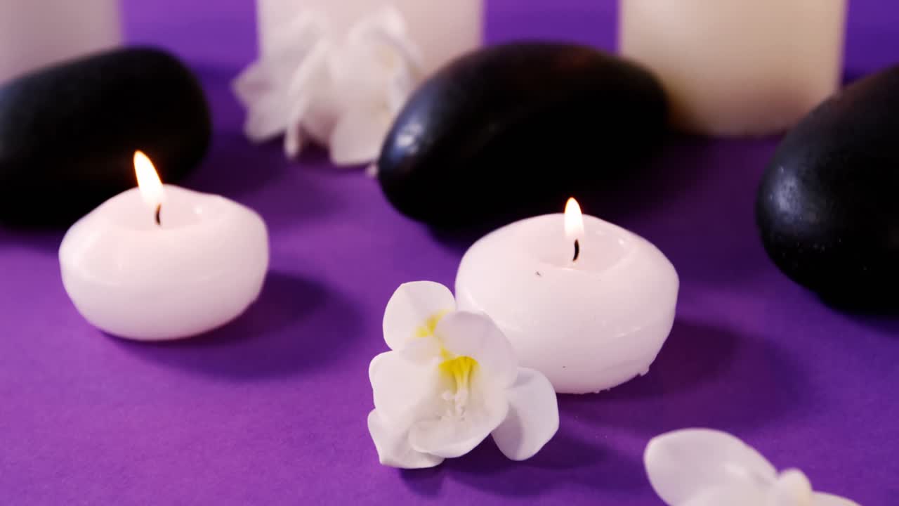 piedras, flores y velas en la mesa