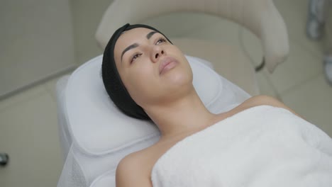 ボトゥリナム療法 プロフェッショナルな美容師は顔の皮膚を若返らせるためにボトゥルニウム毒素を注射しています 魅力的な女性 患者 滑らか