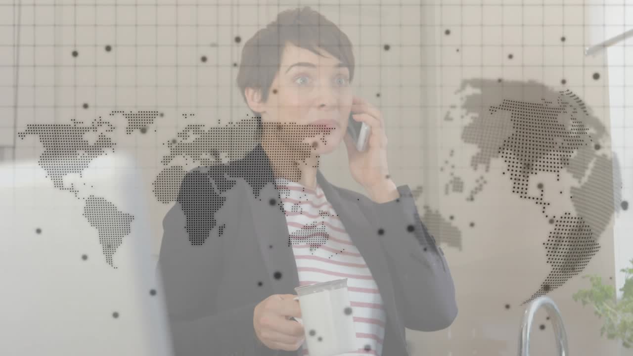 Executiva levando o smartphone ao ouvido e segurando uma caneca, conectando a equipe com uma sobreposição de mapa-múndi.