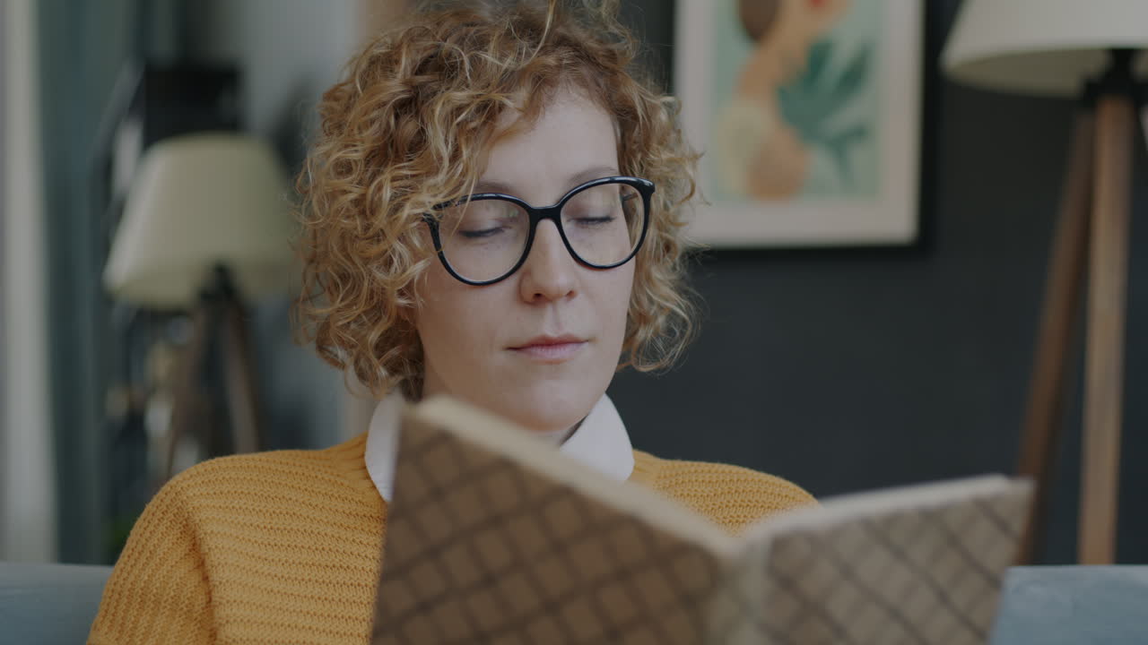 mujer leyendo un libro en casa