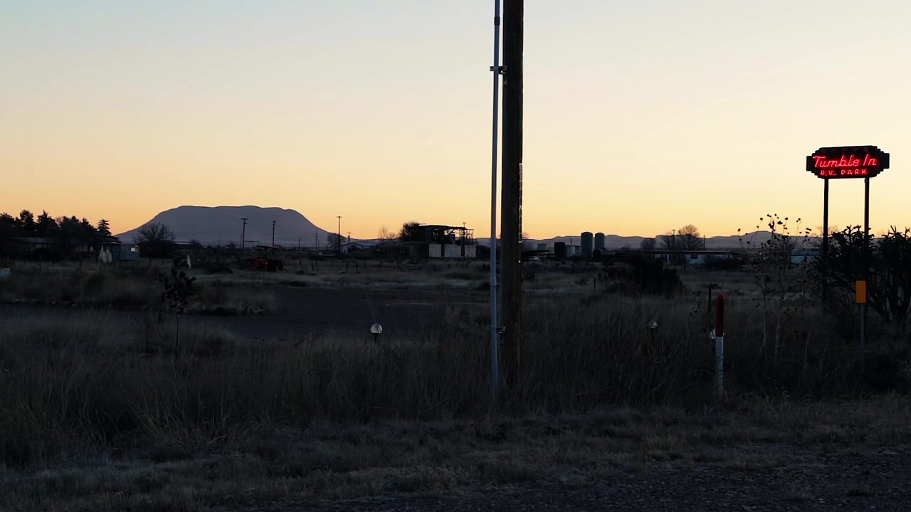 Alba nel deserto su un parcheggio per camper nel Texas occidentale