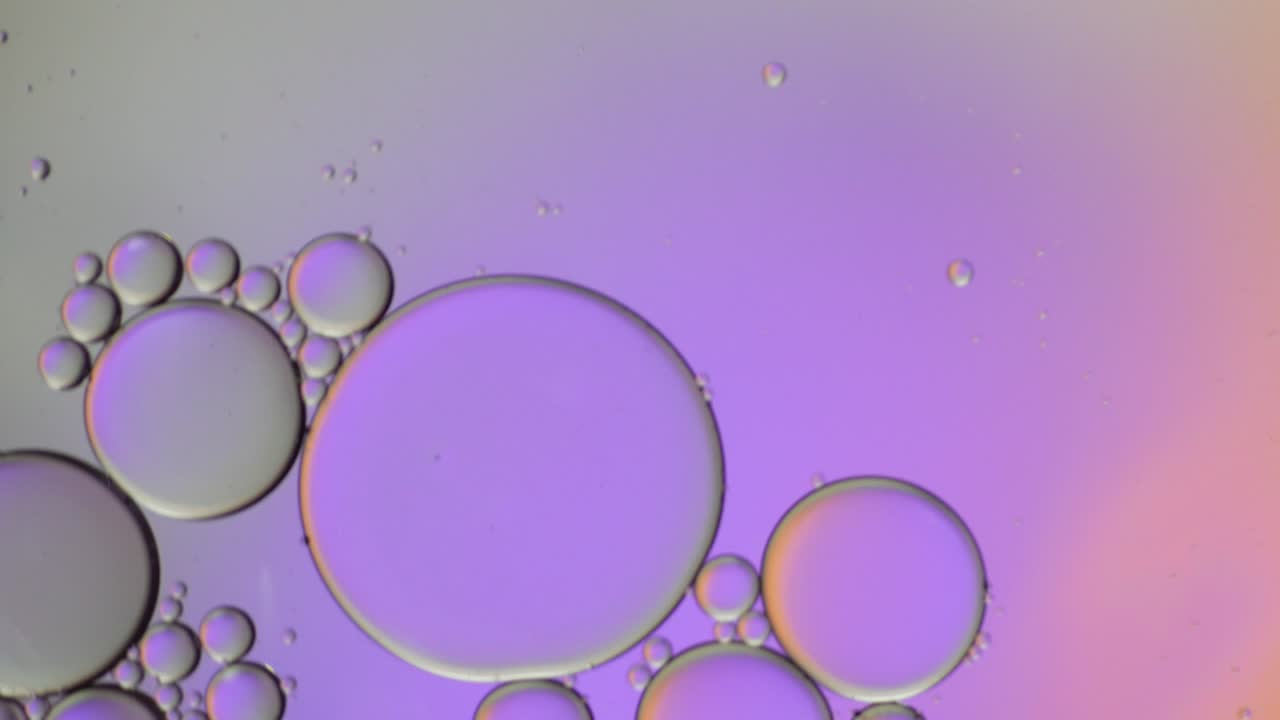 artístico colorido de gota de aceite flotando en el agua.