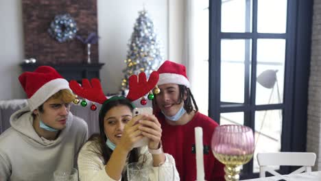 amigos celebrando la navidad