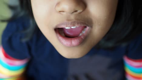 una joven con la boca abierta y los dientes mostrando
