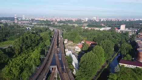 tren subterráneo que se dirige hacia la ciudad de milán, vista aérea hacia atrás