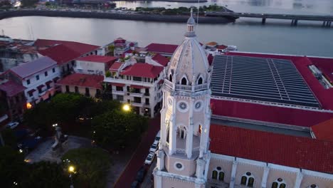 Fliegen-Sie-über-Die-Wunderschöne-Innenstadt-Von-Panama