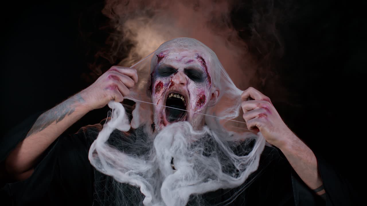 hombre siniestro en disfraz de halloween zombie loco con cicatrices sangrientas heridas cara gritando, gritando