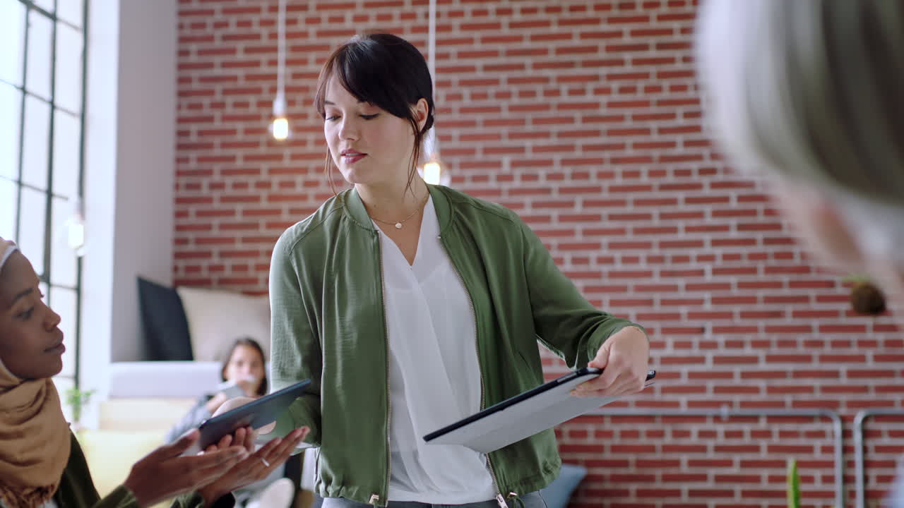 equipo diverso en una reunión productiva