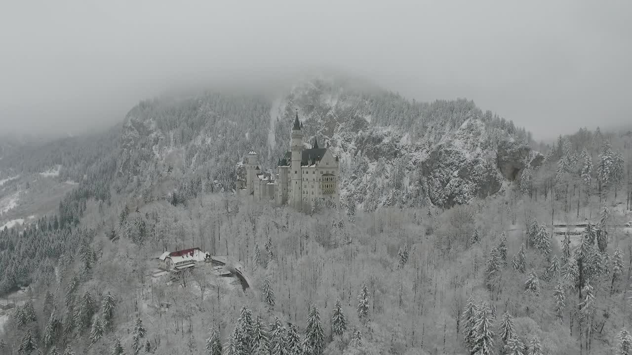 성을 향해 비행하는 동안 고도가 높아지는 노이슈반슈타인의 공중 전망