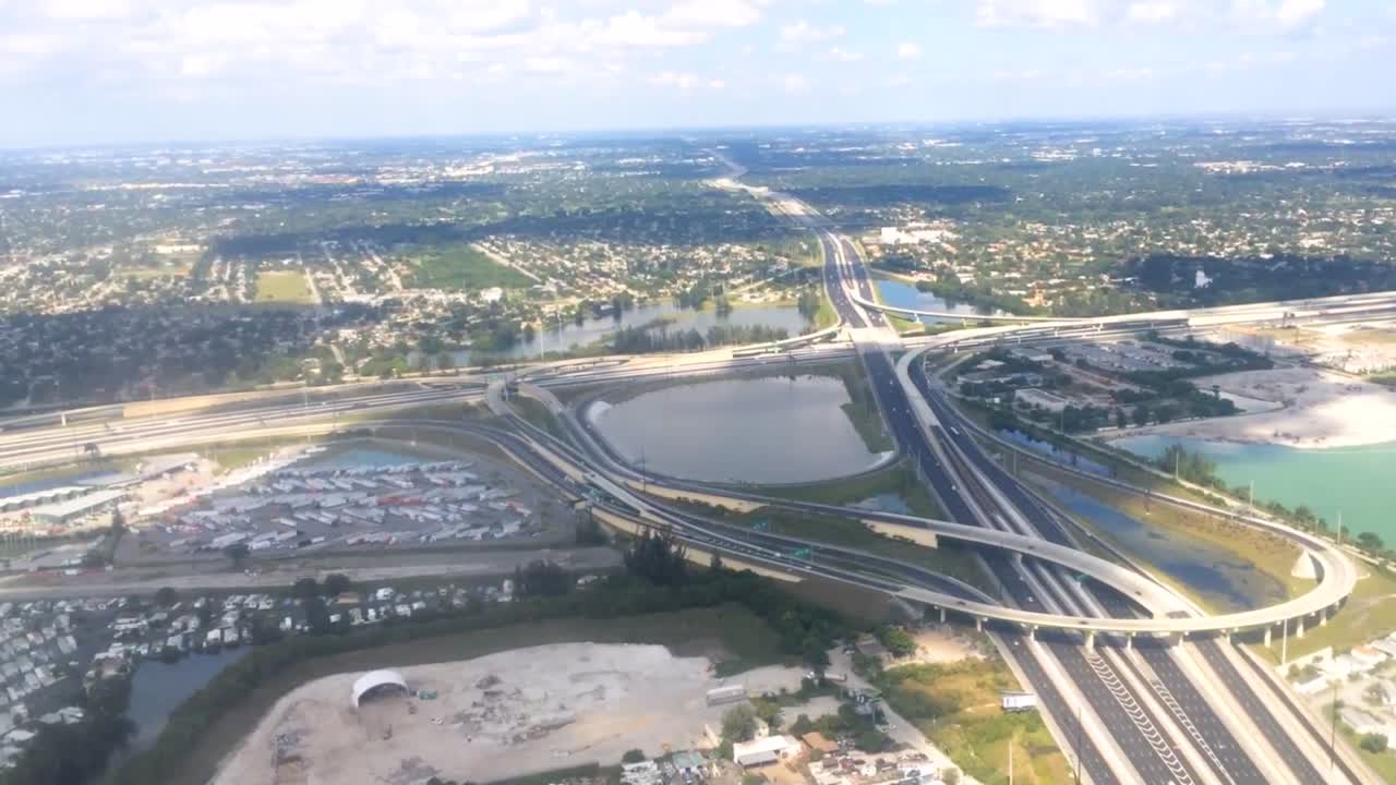 모스크바의 은 저녁에 다단계 고속도로에서 운전하는 자동차의 공중 사진.