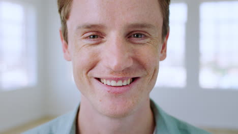 cara, hombre y sonrisa para la felicidad