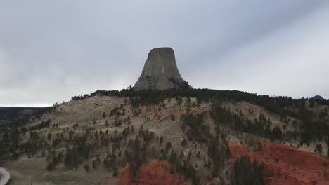 devils tower in wyoming with drone video moving up