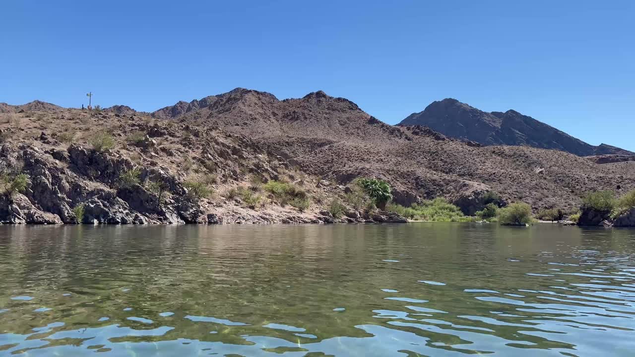 una vista de las montañas de eldorado desde el río colorado en nevada