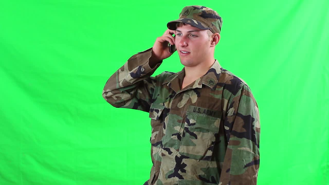 전화를 받는 우리 군인