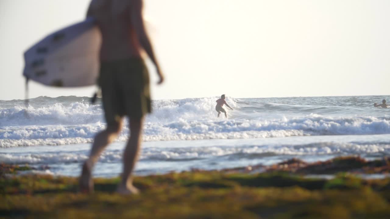 surfistas en cámara lenta en una playa