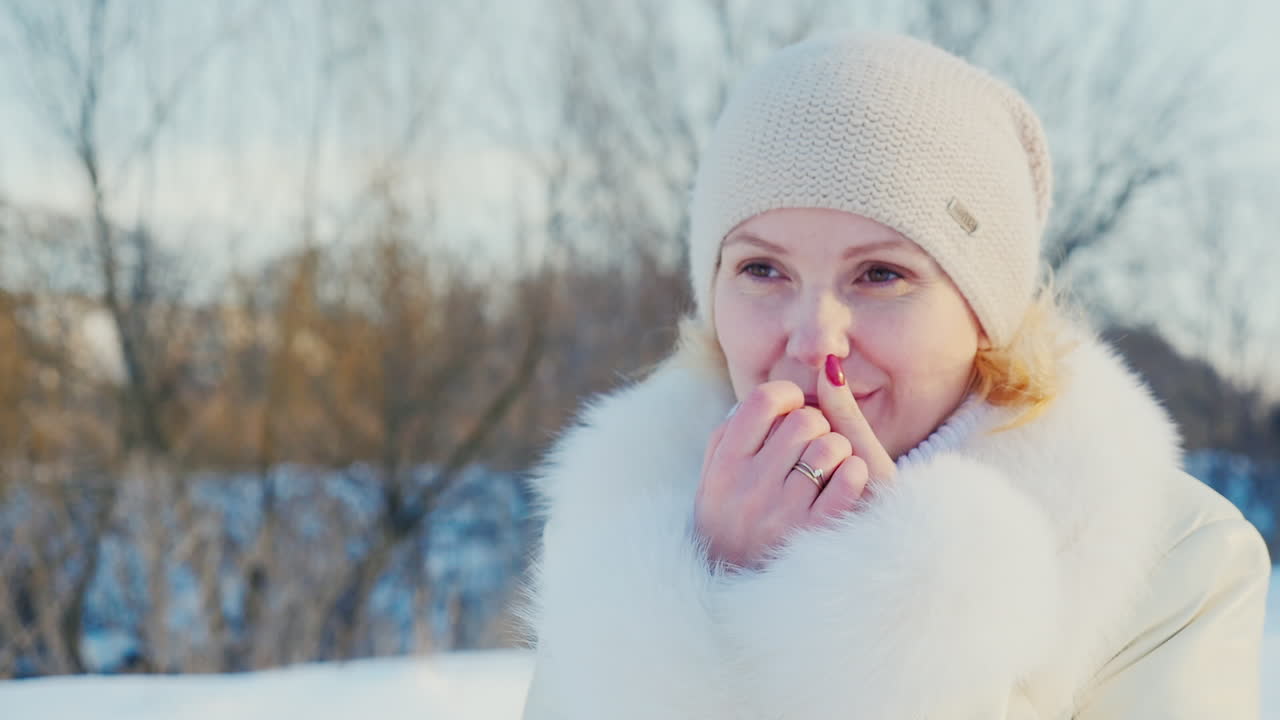 눈 덮인 언덕에서 내려오는 여인의 초상