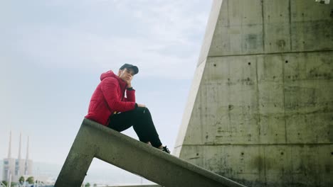 Junger-Attraktiver-Trendiger-Junger-Mann,-Der-Mit-Einem-Handy-Auf-Einem-Städtischen-Stadthintergrund-Anruft-Und-Mitteilt