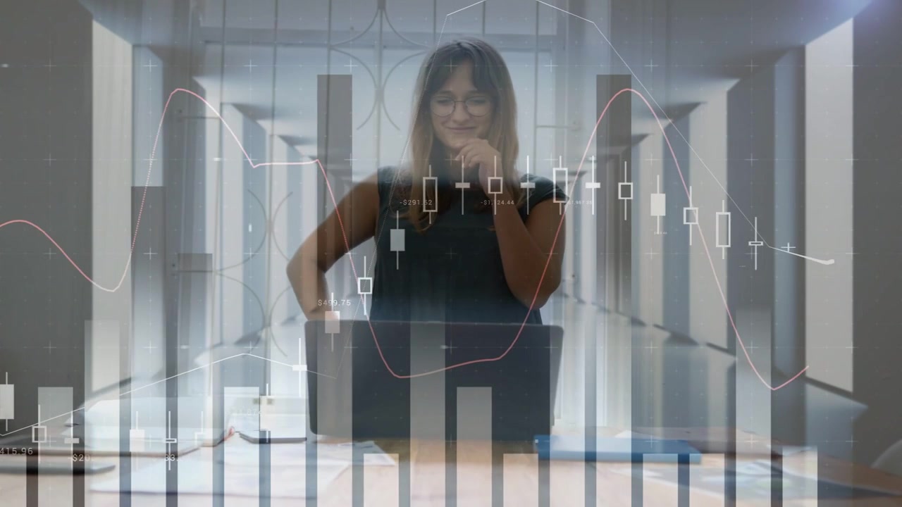 Analista de oficina colocando el teléfono y luego abriendo el portátil, observando gráficos de velas animados para trading.