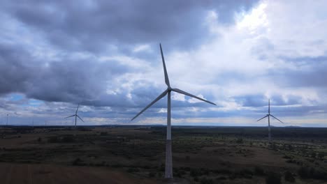 Drei-Windmühlen-Auf-Einem-Grünen-Feld-An-Einem-Sonnigen-Tag-4k