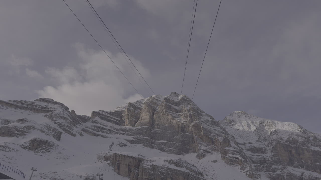 Lent panoramique sur des sommets rocheux enneigés dans les Dolomites avec un terrain alpin LOG