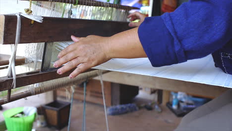 Tejido-Tradicional-De-Algodón-Hecho-A-Mano-Telar-Independiente-Con-Hilos-Longitudinales-La-Urdimbre,-Y-Los-Hilos-Laterales-Son-La-Trama,-La-Trama-O-El-Relleno