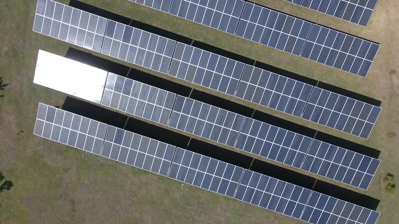 Centrale solare fotovoltaica ambientale su campo verde in una giornata di sole