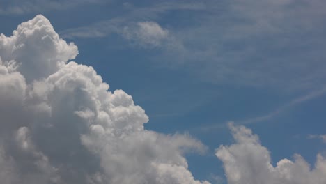 El-Crecimiento-De-Cúmulos-Podría-En-El-Hermoso-Cielo-Azul