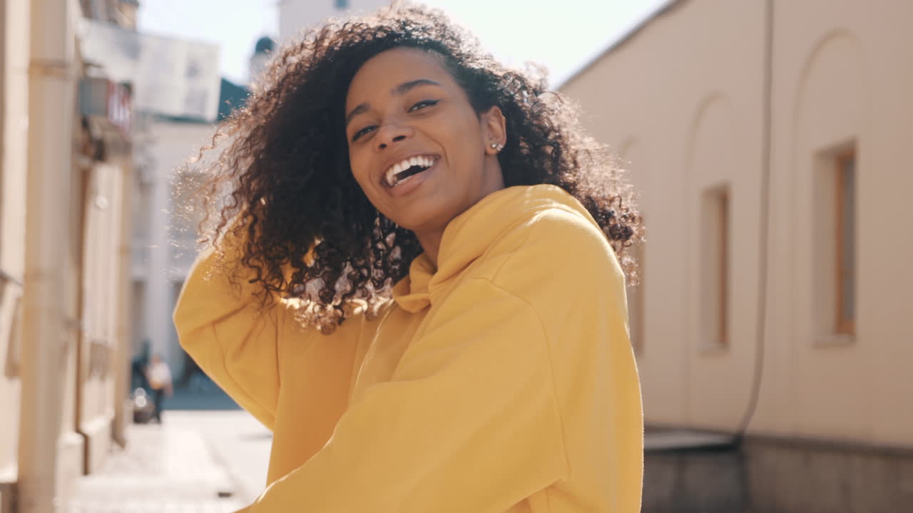 mujer feliz con capucha amarilla