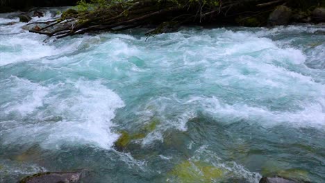 Gebirgsflusswasser-Mit-Zeitlupennahaufnahme