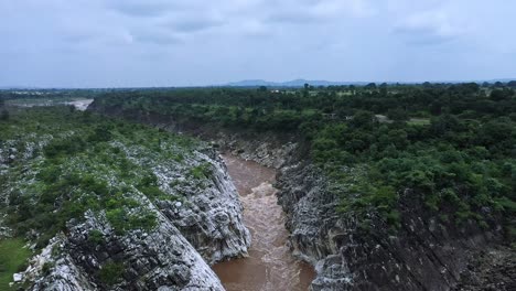 Vista-Aérea-De-Drones-Del-Río-Que-Corre-A-Lo-Largo-De-Las-Rocas-De-Mármol-En-Bhedaghat-En-El-Distrito-De-Jabalpur,-India