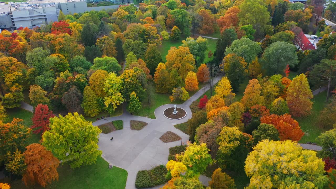 parque colorido en la ciudad con estatua y pequeña plaza