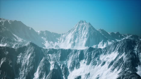 grandes picos de montaña en un día soleado