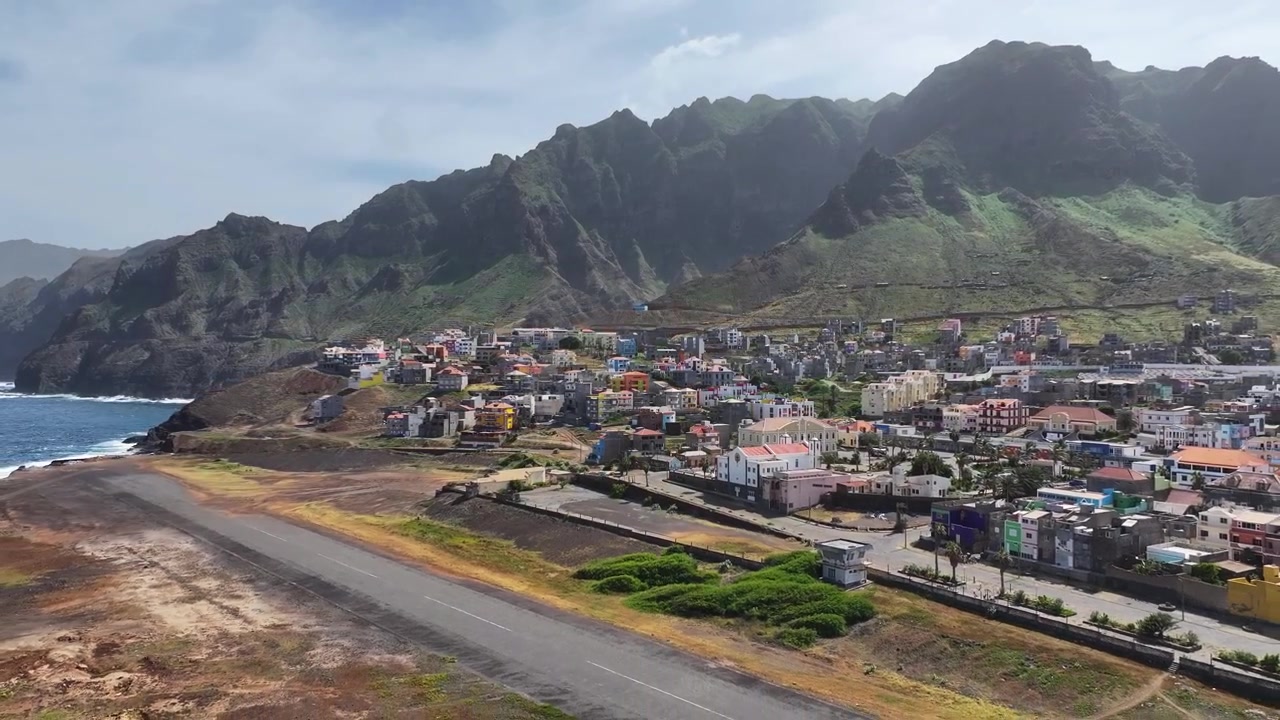 Droneopptak av Ponta do Sol by på Santo Antao-øya, Kapp Verde. Bygninger og lokal flyplass ved havet