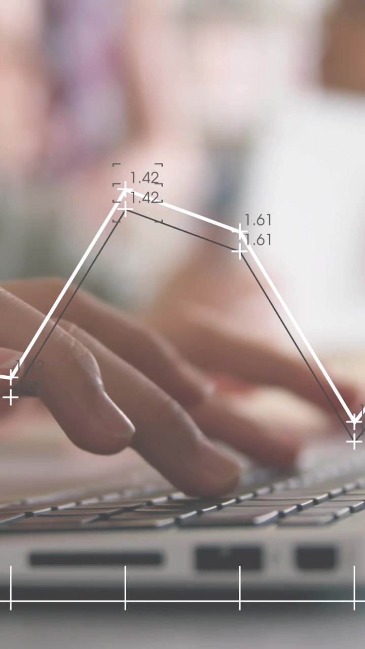 Animazione di un grafico con numeri in evoluzione sulle mani inquadrate di una donna caucasica che digita su un laptop.