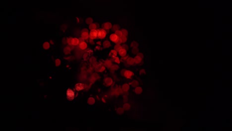 fondo de fuegos artificiales con bokeh y efecto de agujero negro óptico. círculo rojo y dorado