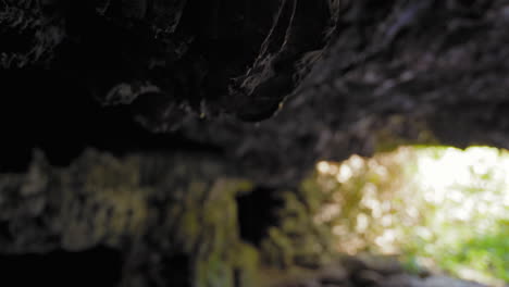 primer plano estático del agua que gotea desde el techo de la cueva