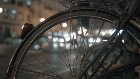 Car-traffic-and-bicycle-in-night-city