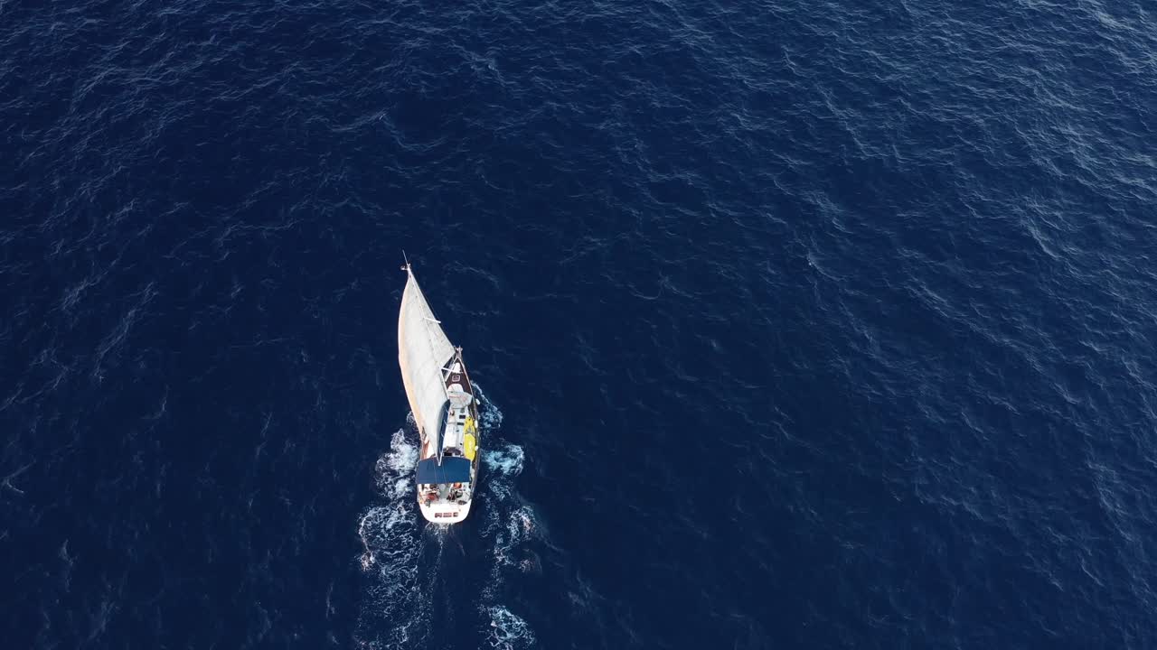 toma de arriba hacia abajo de un velero desde un dron