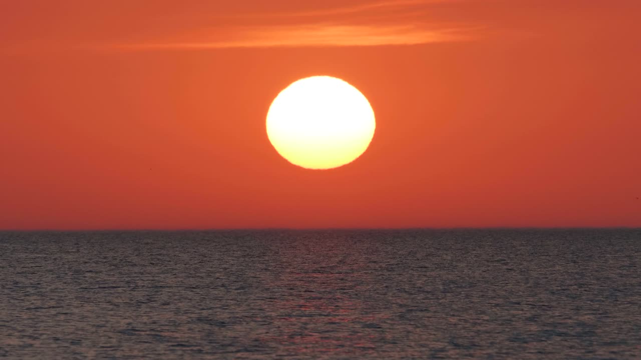 물 위에서 가까이 찍은 일출, 큰 은 오렌지색 태양