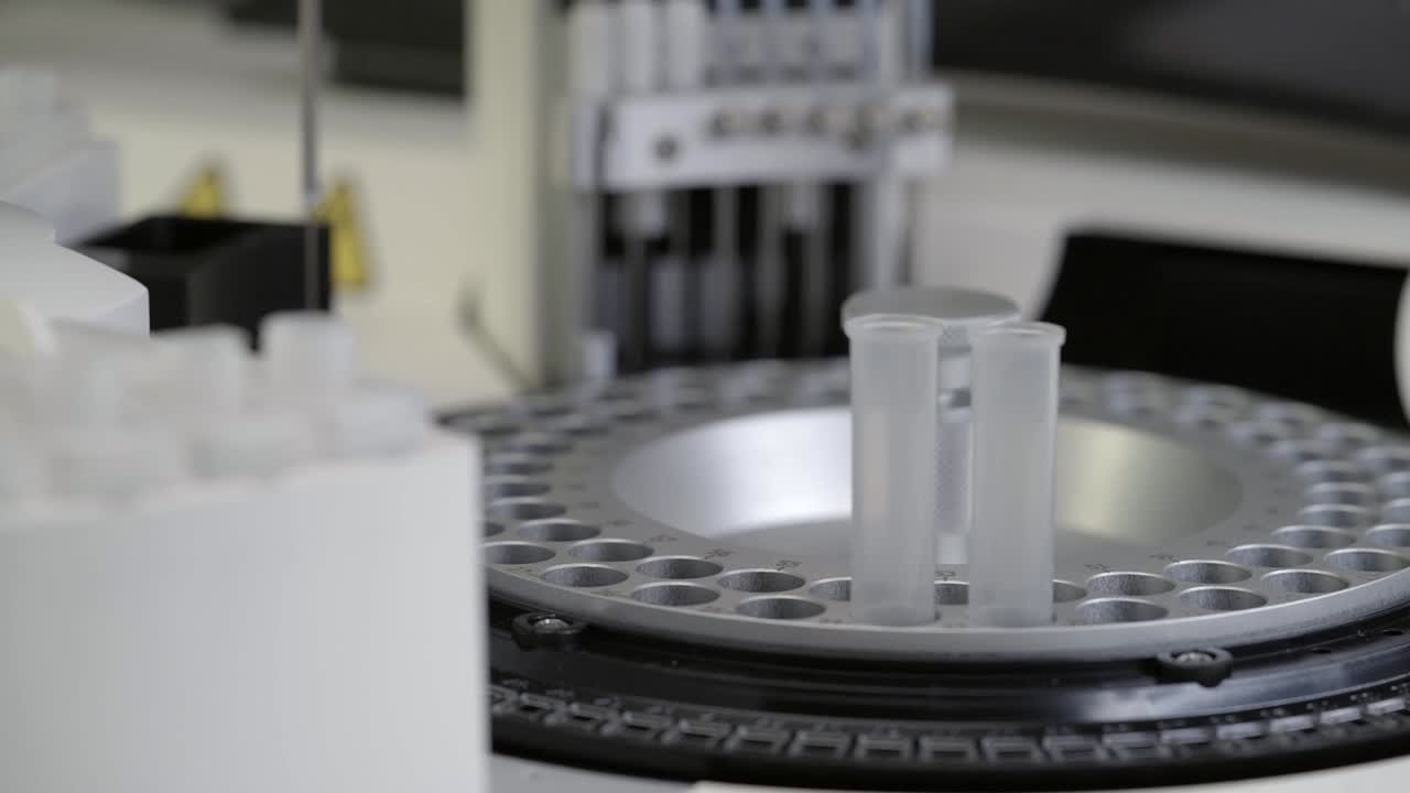primer plano del analizador de química en el trabajo con muestras de fluidos corporales en el laboratorio