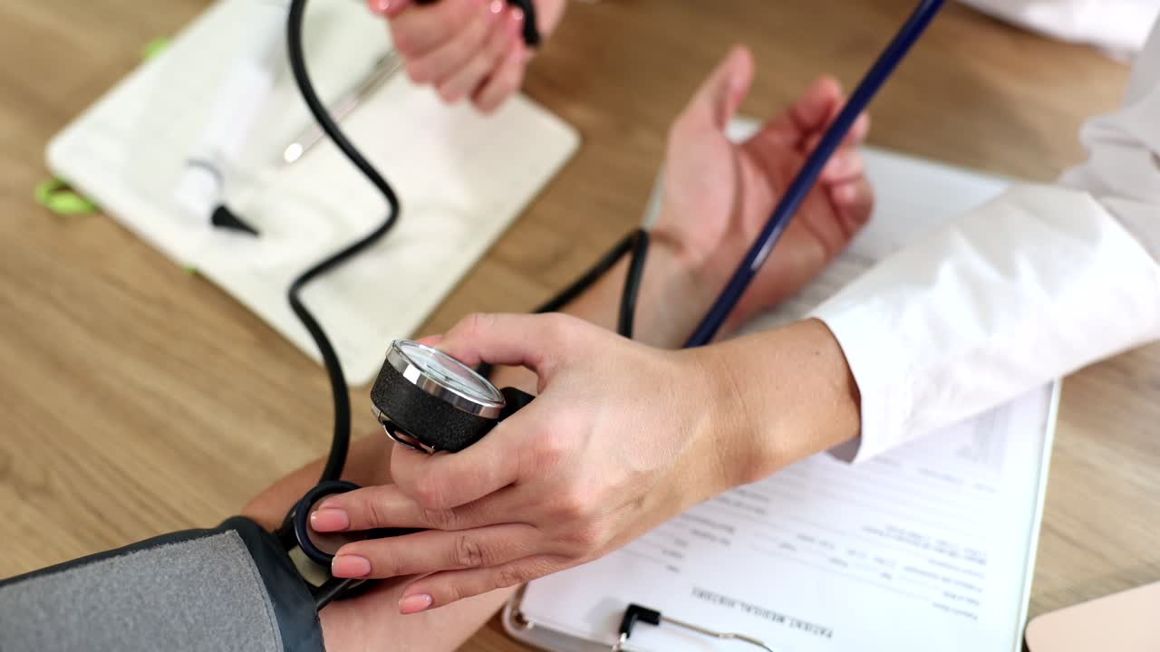 médico que mide la presión arterial