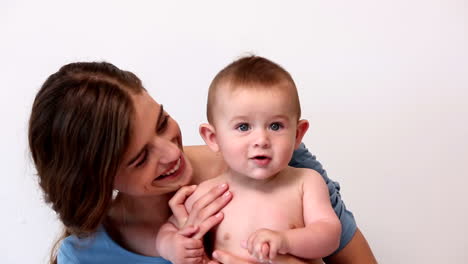 madre bonita sosteniendo a un niño