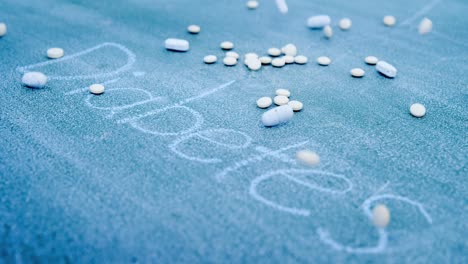 pastillas de medicina que caen en el texto de la diabetes