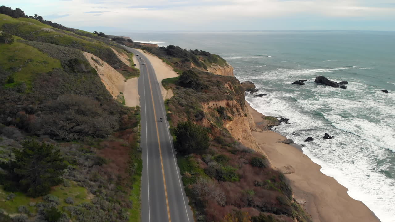 antena de un motociclista montando en la autopista uno de la costa de california
