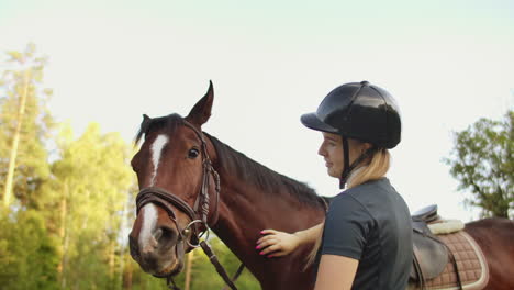 es un día hermoso con un caballo encantador. la mujer está acariciando a su caballo marrón. estas son emociones increíbles y sentimientos tiernos.