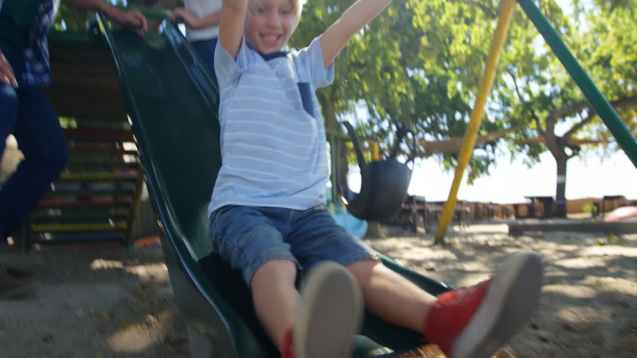 놀이터에서 놀고 있는 가족 4k