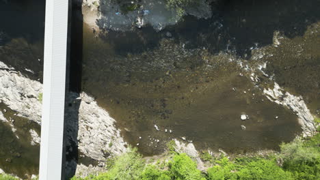 Draufsicht-Der-überdachten-Brücke-über-Den-West-River-In-Dummerston,-Vermont,-USA