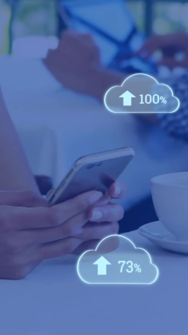 Nærbillede af hænder, der bruger smartphone med animation af cloud-dataoverførsel