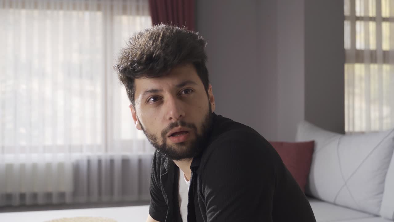 el hombre con esquizofrenia se vuelve loco solo en casa y hace cosas extrañas.