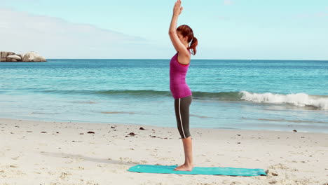 Frau-Macht-Yoga-Am-Strand